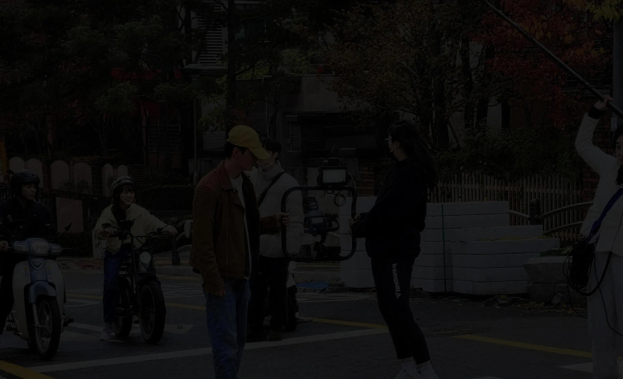 스태프들이 촬영 장비를 들고 야외 현장을 준비하고 있다