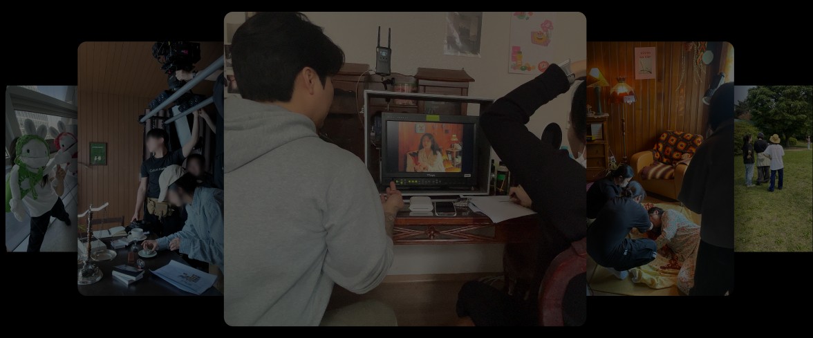 촬영 현장에서 모니터를 보며 코칭받는 수강생과 야외 촬영 장면