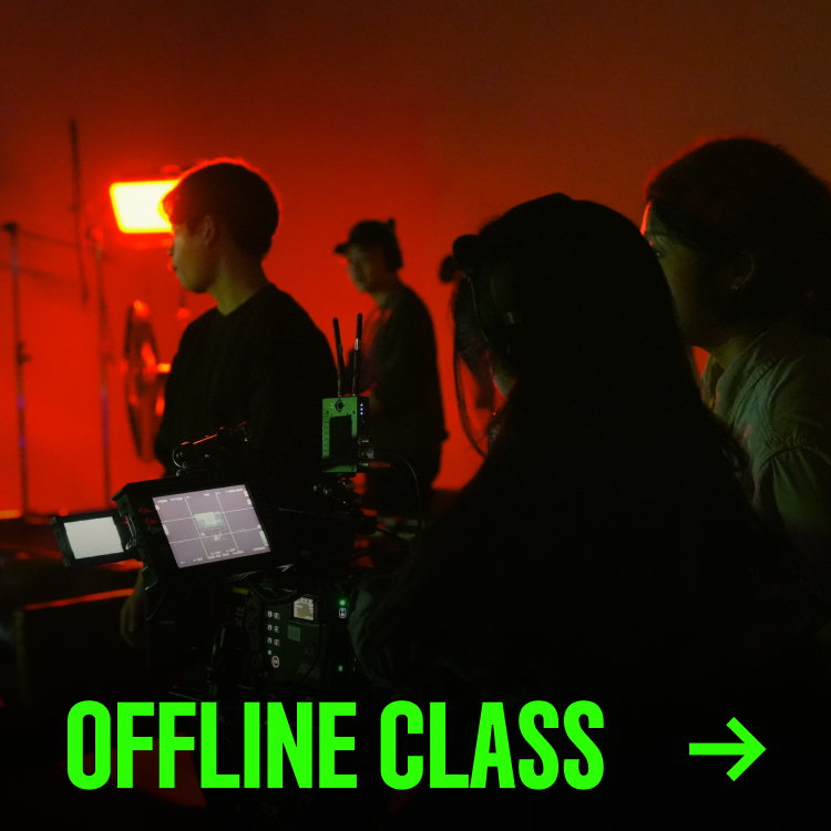 OFFLINE CLASS — 붉은 조명 아래 카메라 모니터를 보는 수강생들. FVA 오프라인 클래스