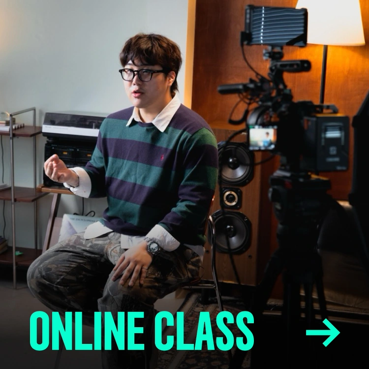 ONLINE CLASS — 카메라 앞에서 강의하는 정주 감독. FVA 온라인 클래스