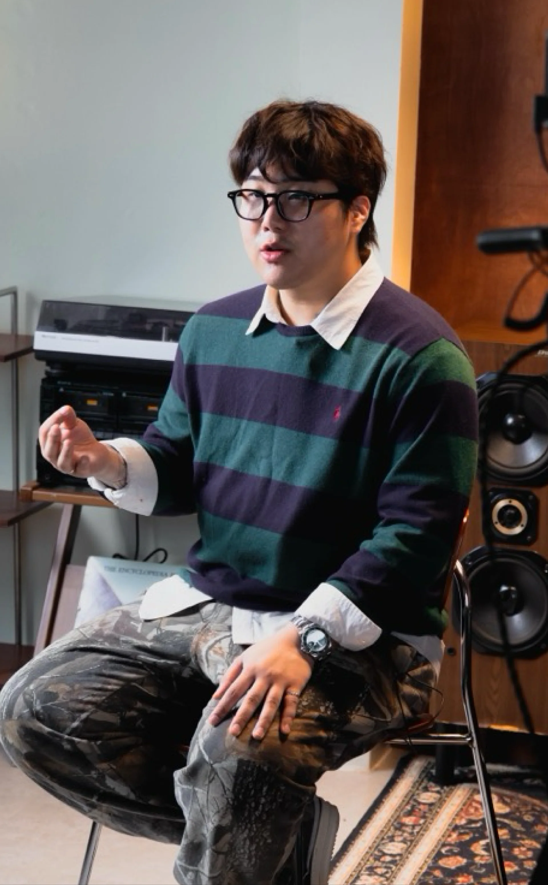 정주 감독 — 촬영 현장에서 모니터를 보며 연출하는 모습